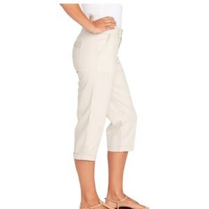 Gloria Vanderbilt Cream Capris‎